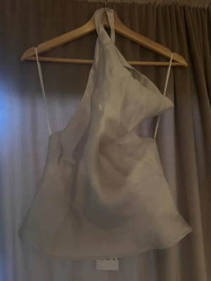 Halterneck topp - Supersöt topp i silvrigt material