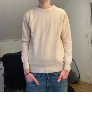 Beige tröja o memphis  - Säljer beige tröja o memphis tröja helt nya