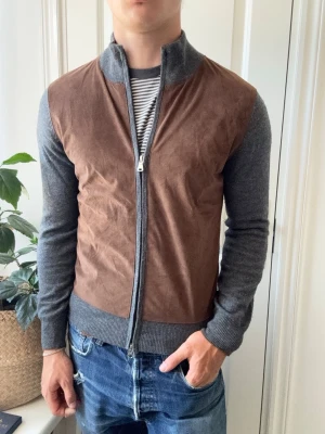 Boggi Milano cashmere cardigan - mocka - Boggi Milano cashmere cardigan - mocka - otroligt fin. Lite liten på modellen, Inga defekter ! Modellen i bilderna är 180 cm 75 kg och bär Storlek S , Kom med frågor! 🌟 (Kan gå ned i pris vid köp av paket 😉) 