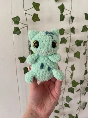 Virkad Bulbasaur - Handvirkat i mjukt polyester garn! perfekt för alla Pokémon-fans.