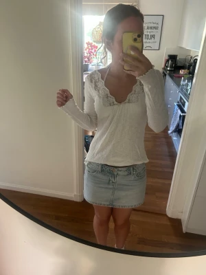 Vit långärmad topp med spets - Super Söt vit långärmad topp med v-ringning och spetsdetaljer runt halsen. Odd Molly topp, knappt använd, 