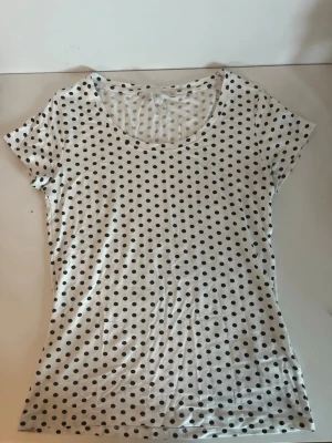 Prickig tröja  - Söt prickig t shirt från lager 157 i storlek xs, använt ungefär 3-5 tillfällen. Pris kan såklart diskuteras❣️