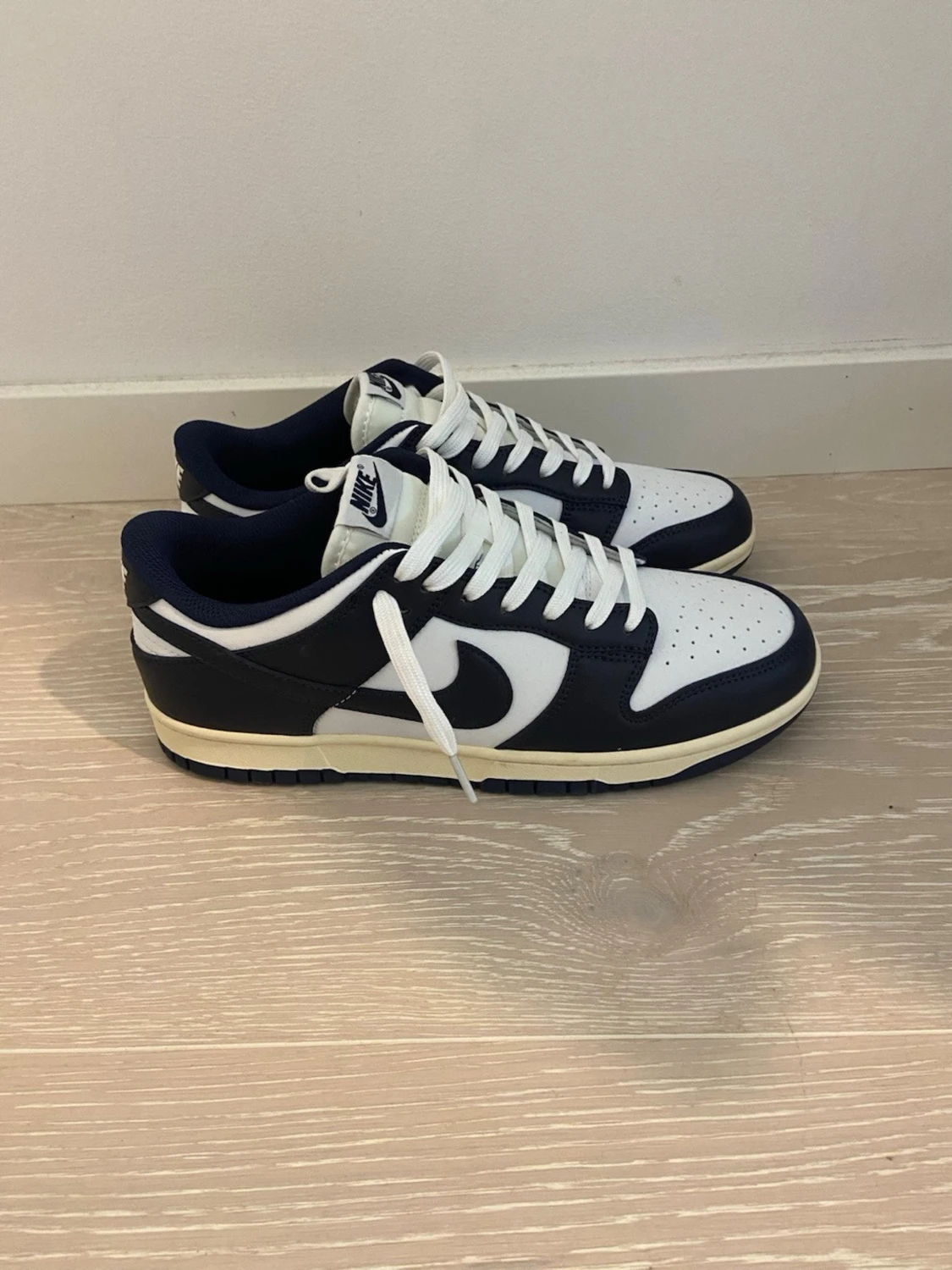 Nike Dunk Low navy och vita sneakers