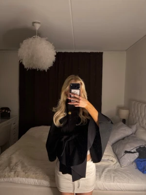 Svart poncho  - Elegant svart poncho med guld knapp från MISSÄY i storlek S. Har två där av säljer jag denna skönhet. Otrolig nu till vår/sommar/höst. Denna är nyskick och har används en gång.💞