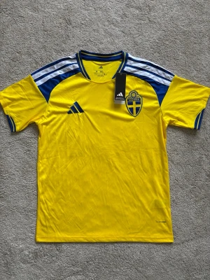 Sveriges hemmatröja VM 2026 – Adidas | NY - Helt ny med lapp kvar, aldrig använd 🟡🇸🇪 Storlek M!