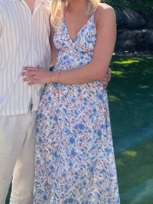 Blommig långklänning - Blommig långklänning med fin snörning i ryggen (svårt att visa på bild🙈). Använd en gång🌸Köpt på Missäy i Göteborg. Storlek M/L men skulle säga M. 