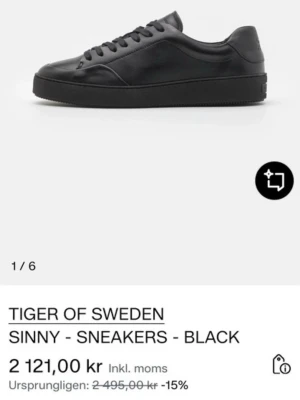 Svarta lädersneakers Tiger of Sweden - Stilrena svarta sneakers i äkta läder från Tiger of Sweden. Klassisk låg modell med matchande svarta skosnören och diskret logga på hälen. Snygg minimalistisk design som passar till det mesta och ger en clean look.