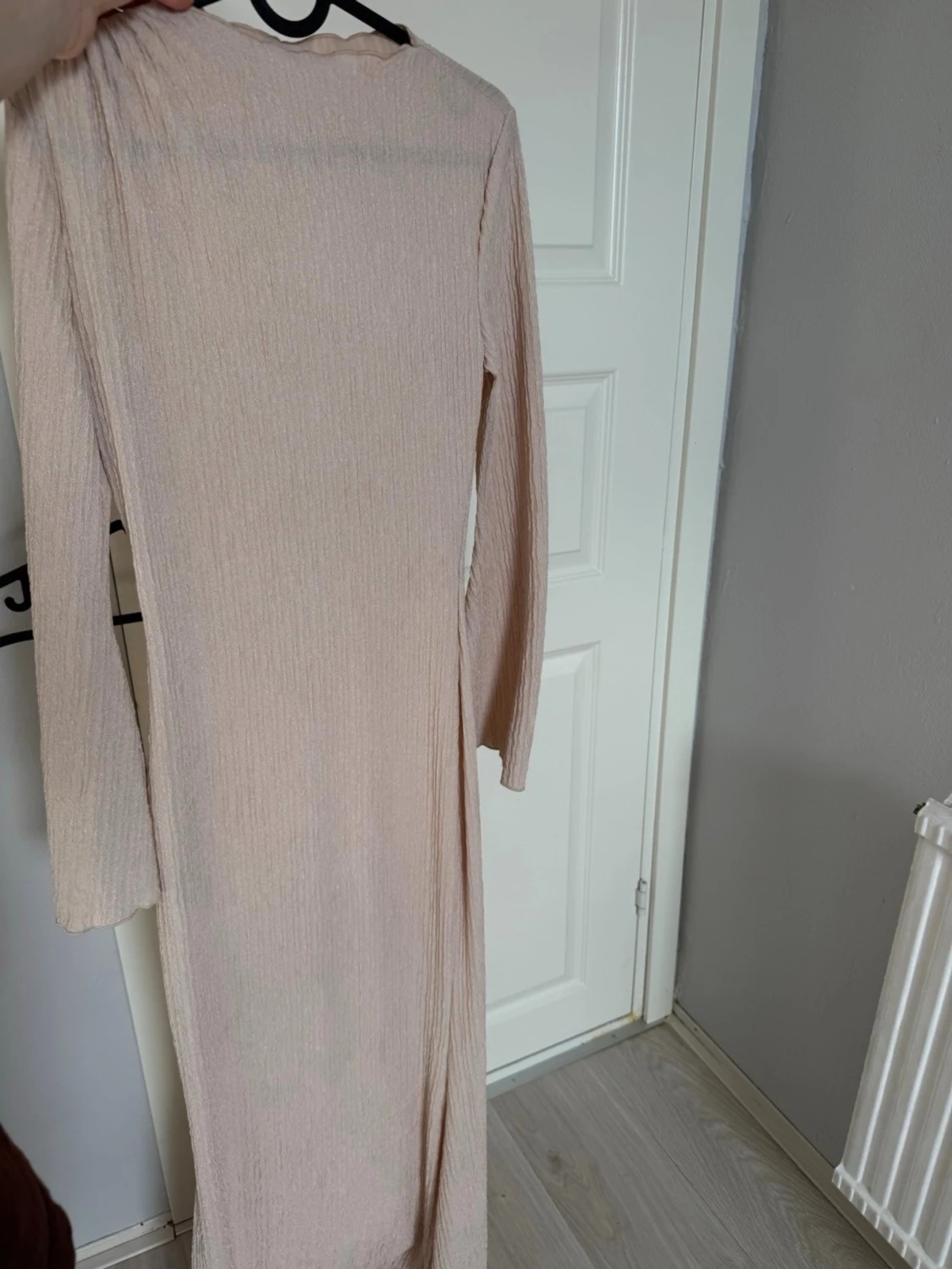 Beige långärmad ribbad maxiklänning - 1