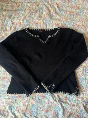 Stickad svart tröja med detaljer - Superfint skick!💞