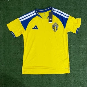 Sverige 26 VM - Gyökeres  - Säljer denna riktigt snygga tröjan för ett riktigt bra pris! Skriv till om ni är intresserade eller har några funderingar kring tröjan.