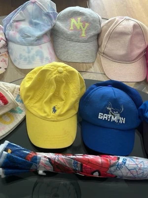 Blå keps med Spider-Man motiv - Snygg blå keps med stort Spider-Man tryck framtill och svart skärm med Marvel Spider-Man logga. Perfekt för dig som gillar superhjältar och vill sticka ut med en färgglad accessoar. Justerbar baktill för skön passform.
