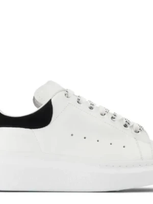 Alexander McQueen sneakers - Stilrena vita sneakers från Alexander McQueen i storlek 38, bra skick. Box och dustbag finns