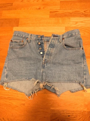 Levi's 501 ljusblå jeansshorts - Ljusblå jeansshorts från Levi's. Nästan helt oänvanda och supersnygga. Priset kan diskuteras💕