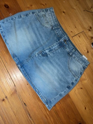 Blå jeanskjol med fickor - Helt ny. Använd endast vid provning