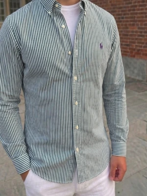 Randig Ralph Lauren skjorta  - Fint skick! Strl L Hör av dig vid frågor! 