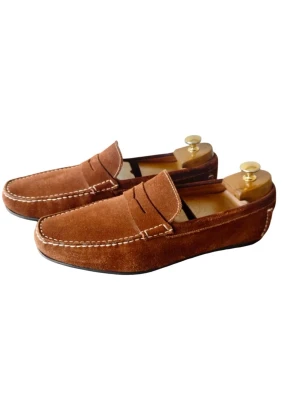 Loake mockaloafers (10 1/2, 44,5) - Snygga loafers ifrån Loake i brun mocka med klassisk pennyloafers-design och kontrasterande vita sömmar. Skorna har en mjuk ovandel och svart gummisula med bra grepp. Perfekta för en stilren och avslappnad look. Mycket bra begagnat skick. Storlek 10 1/2 (motsvarar 44,5) 
