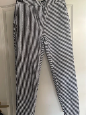 Randiga blåvita jeans med smal passform - Byxor ifrån Zara, bra skick. 