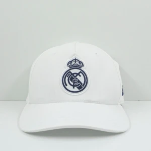 Adidas Performance Real Madrid RMCF Away White Adjustable Cap - Den här varan kommer auktioneras ut på Sneakershyllan x Plick Live den Tisdagen 23 juni kl 18