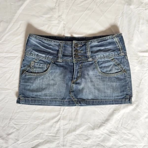 lågmidjad 2000tals mini jeanskjol  - het lågmidjad jeanskjol från spanien  unika detaljer med breda bältesöglor  midjan mäter ~36 platt passar även xs/s längd 27,5 