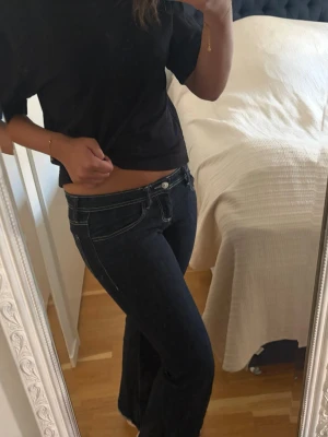 Lågmidjade jeans från Gina - säljer dessa as snygga jeans från Gina! Dem är uppsprättade och passar perfekt på mig som är 167🩷