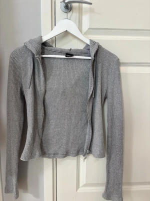 Zipup hoodie - Säljder denna fina zip up hoodien gråna Gina tricot. Den är sparsamt använd så inga defekter. 