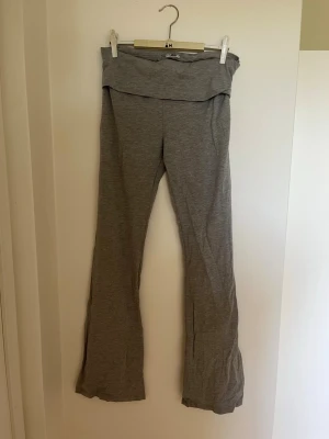 Grå mjuka yogapants - Säljer ett par grå yogapants. Tillverkade i ett mjukt och stretchigt material som sitter skönt på kroppen. Perfekta för en avslappnad och chill stil. Har en minimalistiskt (jätte litet) hål imellan benen som går att sy ihop.