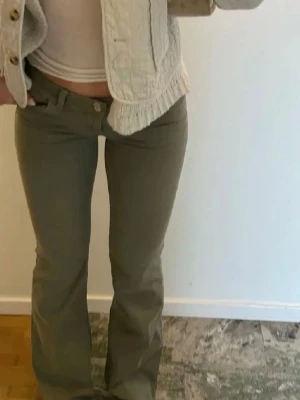 Gröna jeans från Nelly  - Jag säljer ett par gröna bootcut jeans från Nelly som är använda minst 1 eller 2 gånger, pga de är för långa och inte kommer till användning. Annars jätte snygga!! Pris kan även diskuteras 🌸🩷