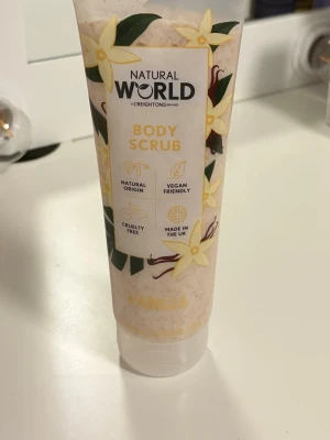 Oanvänd Vanilla Body Scrub – Lyxig vaniljdoft & vegansk -oanvänd - Säljer denna underbara body scrub med ljuvlig vaniljdoft. Den är helt oanvänd och aldrig öppnad. Perfekt för dig som älskar self-care och vill ha en mjuk, len och väldoftande hud. ✨  🌿 91 % naturligt ursprung 🐰 Cruelty free 🌱 Vegansk 🇬🇧 Tillverkad i Storbritannien  Den har en härlig, söt och krämig vaniljdoft som känns både lyxig och mysig. Perfekt att skämma bort sig själv med eller ge bort i present. 🤍✨  Oanvänd – säljs endast eftersom den inte kommer till användning. 💫