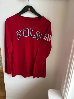 Röd långärmad POLO topp - Snygg röd Polo Ralph Lauren tröja i st 14-16 160cm för endast 150kr. Nypris 800kr