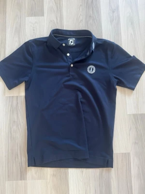 Footjoy golfpike - Mörkblå golfpike från Torekovs Gk av märket Footjoy. Sjukt skön och knappt använd. Storlek XL youth vilket motsvarar S. Hör av er vid frågor! 