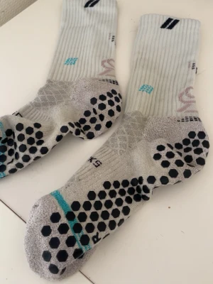Skillsocks - Skillsocks som är köpta för nåt år sen, vet inte exakt model. Inte använda mycket men blir lätt lite bruna för dom är bita. Annars bra skick på allt. Lite oklar storlek men tror dom är nånstans mellan 39-41
