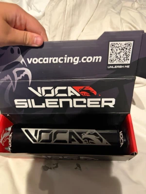 VOCA Silencer svart ljuddämpare - Säljer en svart VOCA Silencer ljuddämpare i metall aldrig amvänd, perfekt för dig som vill uppgradera din moped eller scooter. Snygg design med VOCA-logga och detaljer i silver. Kommer i originalkartong och passar till flera olika modeller.säljer även ett mellan rör om man vill få med det, säljer de för 350 köpt för 450 aldrig använt.säljer ljuddämparen för 800 köpt för 1000k.Hör bara av er om ni har frågor!