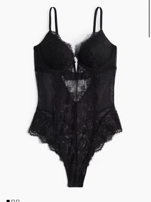 Svart spetsbody med tunna axelband - Snygg svart push up body i spets slutsåld från H&M i alla storlekar. Så fin💓💓