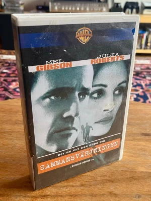 Ex-rental VHS Sammansvärjningen - Uthyrnings-ex av ”Sammansvärjningen”. Gott skick. Erbjuder 20% rabatt vid köp av 2 varor 