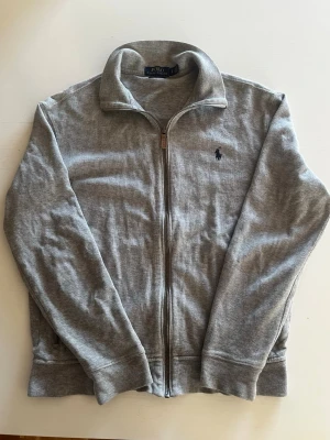 Ralph lauren full zip half zip estate rib tröja - Riktigt snygg och eftertraktad Ralph lauren zip tröja. fint skick inga fel storlek S kan ta mått vid behov. Endast 398kr ej hugget i sten kom gärna med frågor och prisförslag har även mycket mer liknande i min profil alla storlekar kolla gärna stor rabatt vid köp av flera 😁✌️