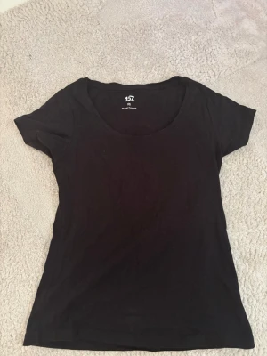 Svart t-shirt från 157 i bomull - En basic svart t-shirt från 157 i storlek XS. T-shirten har rund halsringning och är tillverkad i mjuk bomull med lite stretch,