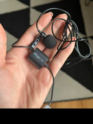 iRig Lav mygga mikrofon svart - Säljer en svart iRig Lav mygga mikrofon med klämma och lång kabel. Perfekt för inspelning av poddar, intervjuer eller videos. Mikrofonen har en rund formad puff och ansluts enkelt till mobilen eller datorn via 3,5 mm kontakt.
