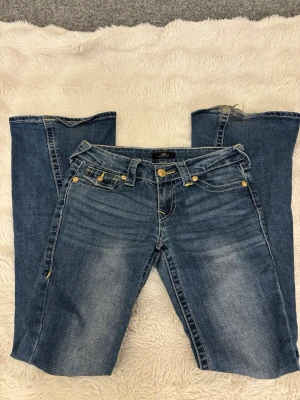 True religon low Rise jeans💕 - Säljer ett par true religon bootcut low Rise flare jeans! Säljer då dem är för stora för mig och därför inte kommer till användning tyvärr. Storlek 24. Lite slitage längst ner vid ena foten men inget som syns på💞
