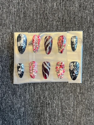 Press-on naglar || Storlek M - Snygga press-on naglar i mandelform med mixade designer i svart, vinrött, silver och rosa. Några naglar har marmorerat mönster, andra har metallic-effekt och glitterdetaljer. Perfekt för dig som vill ha unika och kreativa naglar. Även perfekta naglar inför halloween eller om du gillar mer alternativa naglar. Storlek M, Det du får med dig : * Fil och manikyr pinne * nagellim klistermärken * 2 lappar av rengöring för naglar.