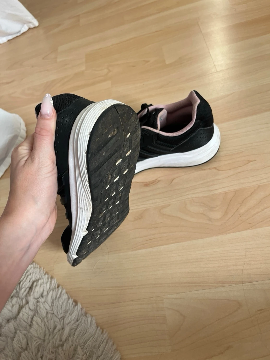 Svarta Adidas sneakers med rosa detaljer - 5