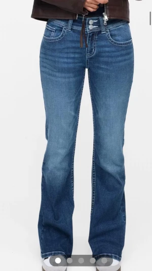Bikbok jeans flare - Mellanblåa jeans från bikbok som inte längre kommer till användning. Dom är flare/bootcut och har två knäppningar. 