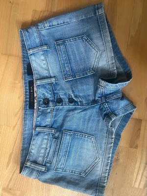 Lågmidjade denimshorts - Snygga lågmidjade minishorts från House Jeans. De är i storlek 28W och passar S och M🩷