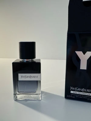 Yves Saint Laurent Y Eau de Parfum - Stilren parfym från Yves Saint Laurent. Har endast använts som test , därav i stort sett hela flaskan kvar. Original förpackning ingår. 