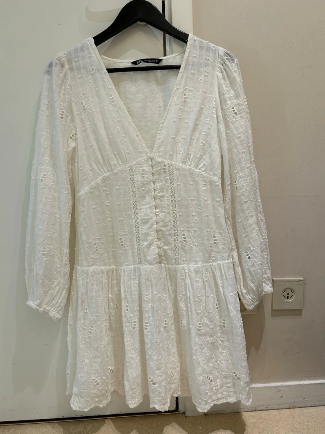 Ny slutsåld Vit broderad klänning från Zara