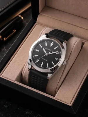 Montreval seiko mod nh35 urverk svart - Stilren klocka från Montreval med svart urtavla, vita markeringar och datumvisning. Boetten är i silverfärgad metall och bandet är gjort av svart silikon med textur. Automatisk rörelse och modern design som passar till många stilar.