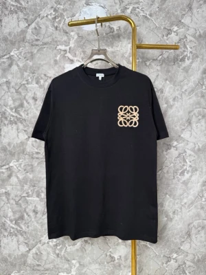Svart t-shirt  - Stilren svart t-shirt från L med beige logga tryckt på bröstet. Klassisk rund hals och korta ärmar. Tillverkad i mjuk bomull för en bekväm känsla. Perfekt till jeans eller shorts för en enkel men snygg look.