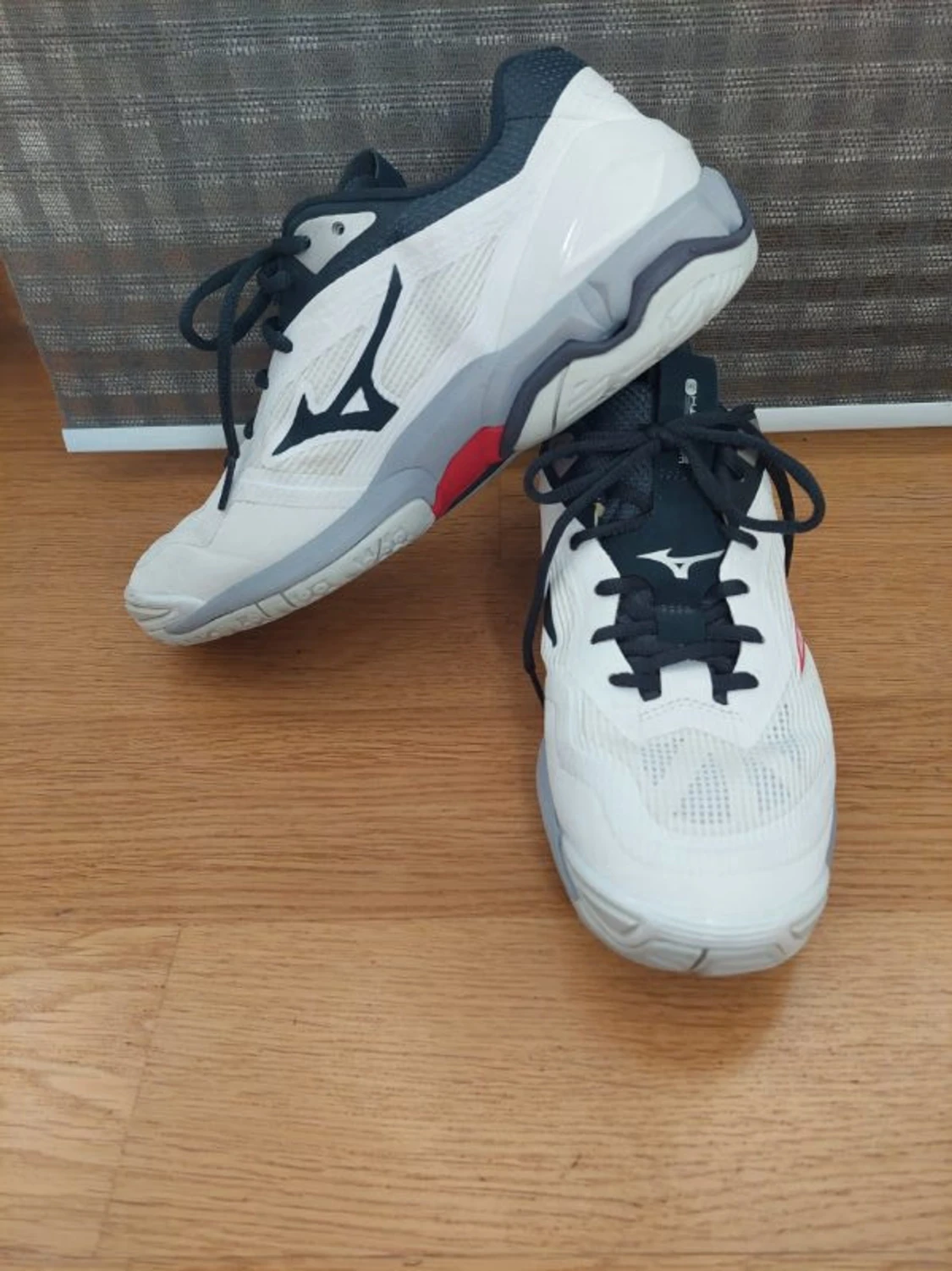 Vita Mizuno inomhusskor med svart detalj - 1