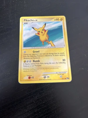 Pikachu Pokémonkort lv.18 - Säljer ett Pikachu Pokémonkort lv.18 med gul ram och färgglad illustration. Kortet har attackerna Growl och Numb och är från 2009. Perfekt för samlare eller dig som gillar Pokémon!