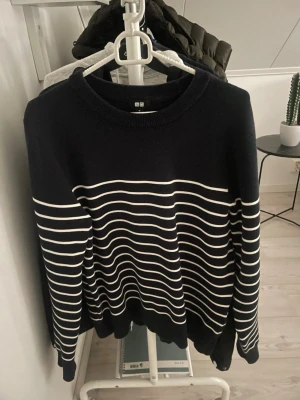 Marinblå randig stickad tröja från Uniqlo - Säljer en marinblå stickad tröja från Uniqlo. Bara använd några gånger, skriv vid minsta fundering🙌