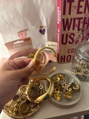 Guldigt armband  - Säljer ett jätte snyggt guld armband. Skriv vid frågor. 